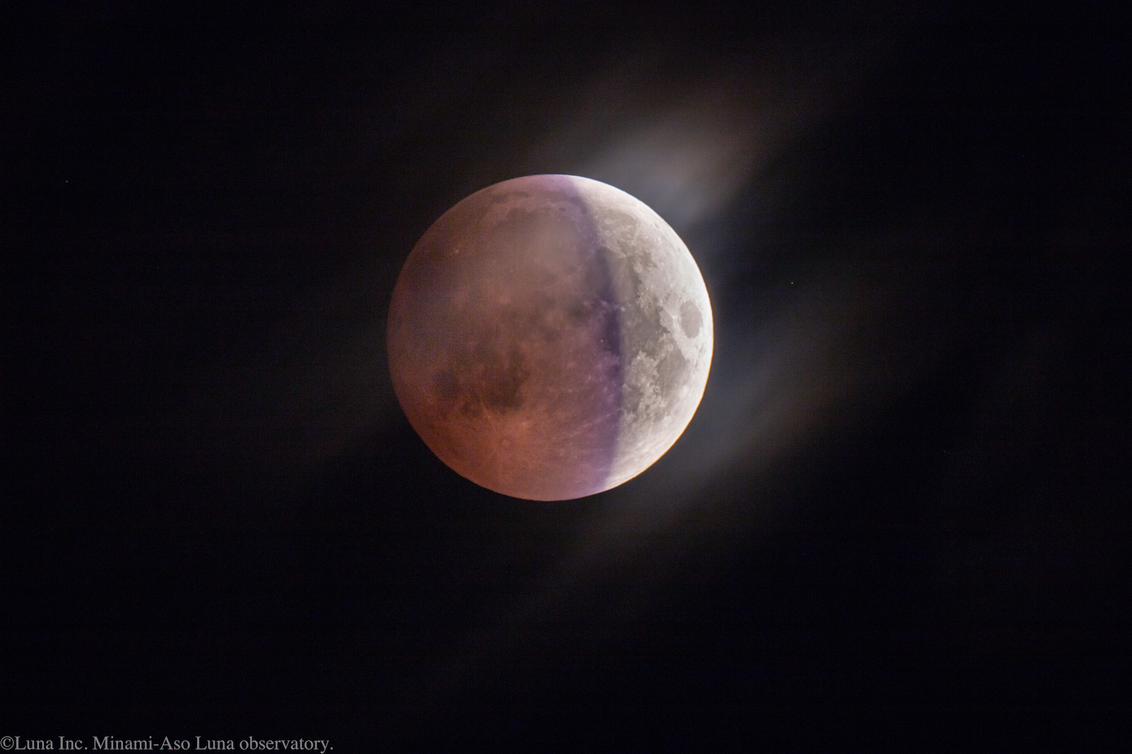 ちょうど中心付近の特徴的な青紫色は、地球のオゾン層の透過光が月面に当たって見えているのです。